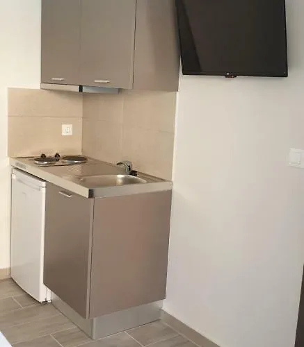 Chriselia 1 * Néa Ródha